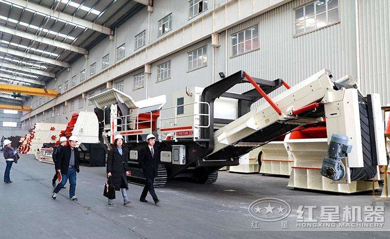 履帶車載移動砸石機，靈活行走