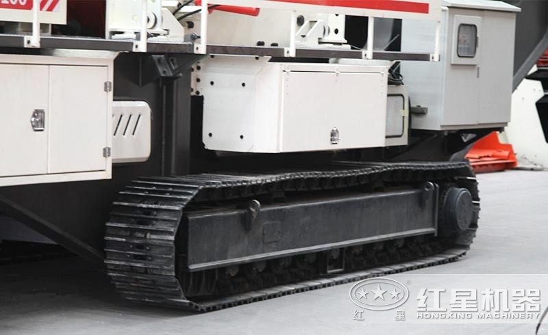 小型履帶石頭破碎機(jī)：履帶液壓驅(qū)動(dòng)，砂廠暢通無(wú)阻