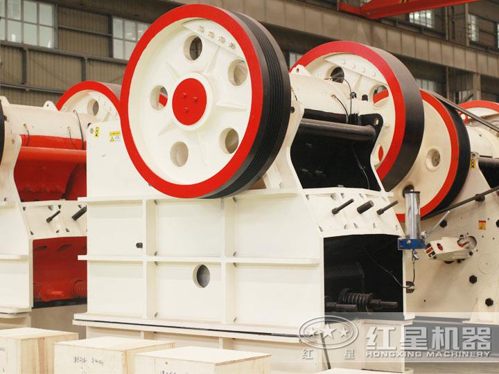 大型液壓鄂式破碎機，過載保護(hù)避免設(shè)備損壞