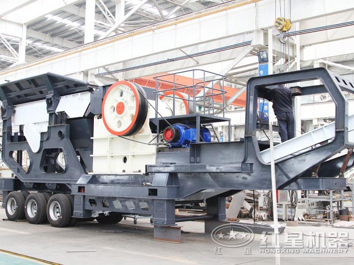 小型移動顎式破碎車集給料、破碎、傳輸為一體